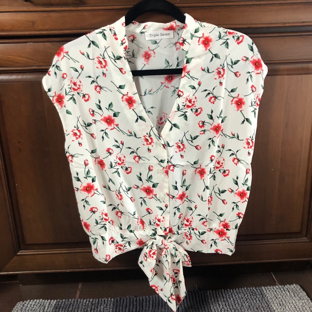 🌺🌼NWOT Triple Seven Front Tie Floral V-Neck Top
